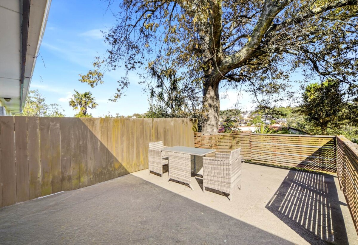 Must sell, Rangitoto College zone, 2 beds 1 bath home with garage, A huge 4.5m x 3.0m lower-floor storage/workshop, Massive 4.1m x 5.6m rear deck and large lawn area, just minutes from Browns Bay Beach, Freyberg Park, and the vibrant shopping & dining precinct. 0.7 km to Browns Bay School, 1/9 Phillipa Place, Browns Bay, Auckland