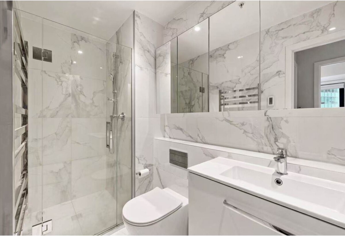 Auckland Girls’ Grammar School zone, Freehold 2 beds 1 bath apartment, 85sqm including a large balcony of approx. 21sqm, Underfloor heating in bathroom, Current weekly rental income of $670/pw, with a fixed term end on 11 Aug 2026, 205/47 Beach Road, City Centre, Auckland