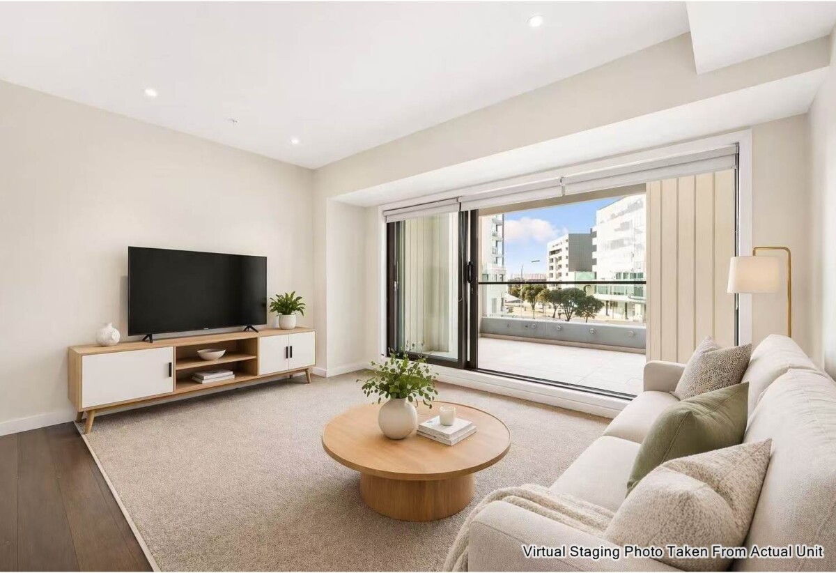 Auckland Girls’ Grammar School zone, Freehold 2 beds 1 bath apartment, 85sqm including a large balcony of approx. 21sqm, Underfloor heating in bathroom, Current weekly rental income of $670/pw, with a fixed term end on 11 Aug 2026, 205/47 Beach Road, City Centre, Auckland