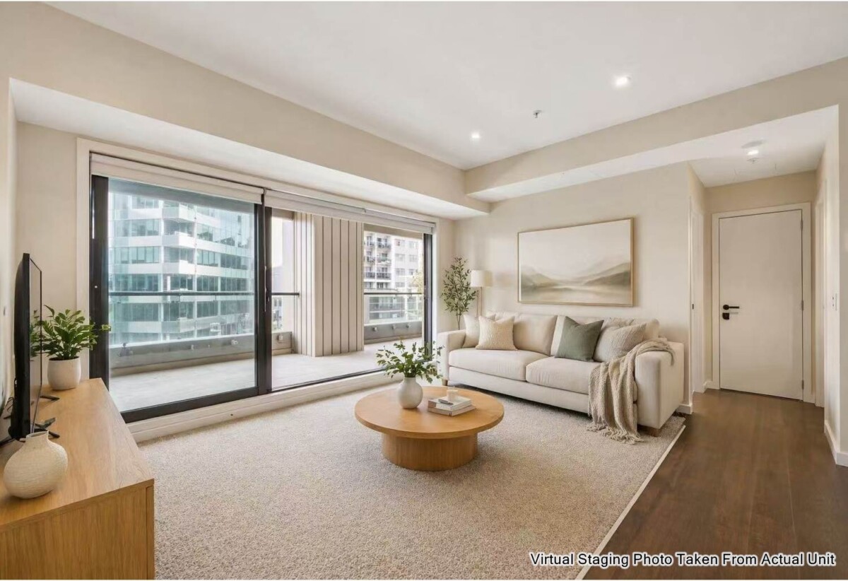 Auckland Girls’ Grammar School zone, Freehold 2 beds 1 bath apartment, 85sqm including a large balcony of approx. 21sqm, Underfloor heating in bathroom, Current weekly rental income of $670/pw, with a fixed term end on 11 Aug 2026, 205/47 Beach Road, City Centre, Auckland