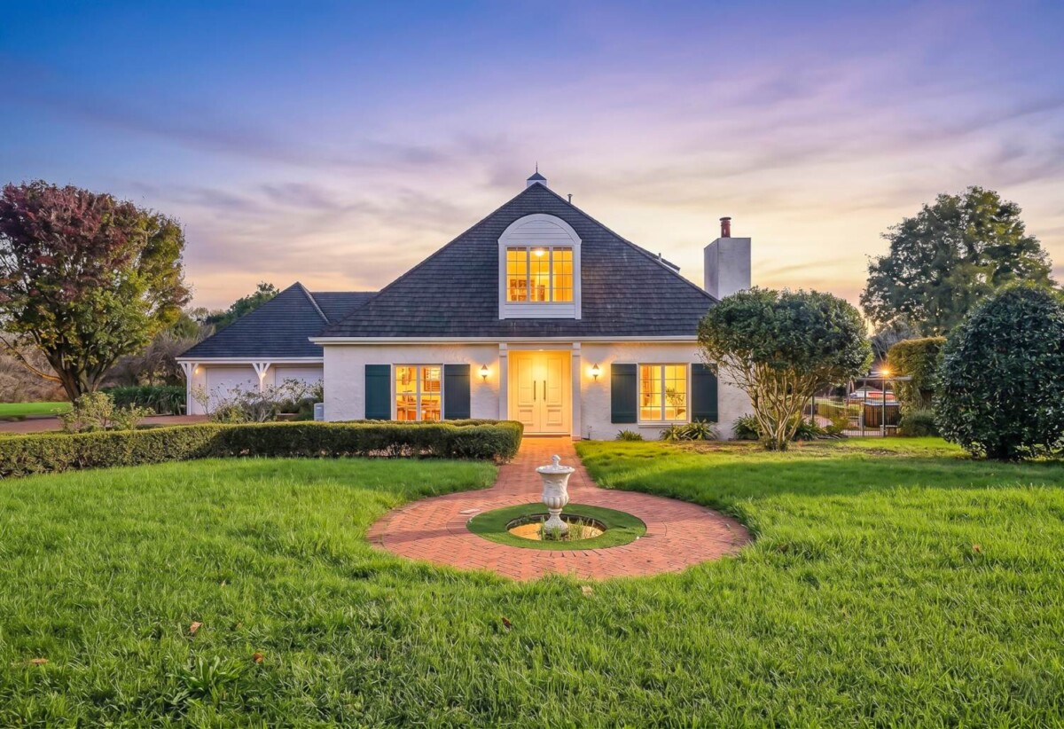 440m2 Renovated 5 beds 2 baths house with double garage and swimming pool on 1.0338ha land, close to schools, shops, motorway access, 0.5 km to Hingaia Peninsula School, 1.5 km to Rosehill Intermediate and Rosehill College, 119 Hingaia Road, Karaka, Auckland