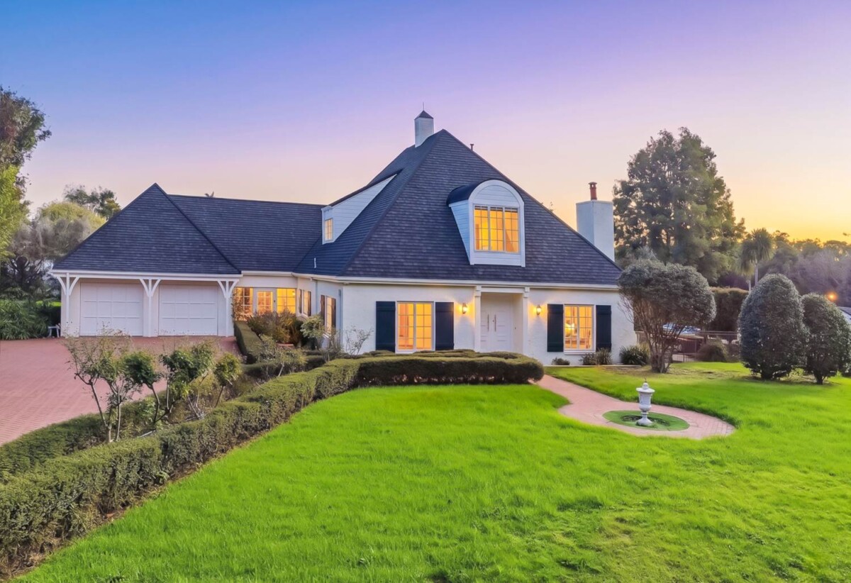 440m2 Renovated 5 beds 2 baths house with double garage and swimming pool on 1.0338ha land, close to schools, shops, motorway access, 0.5 km to Hingaia Peninsula School, 1.5 km to Rosehill Intermediate and Rosehill College, 119 Hingaia Road, Karaka, Auckland