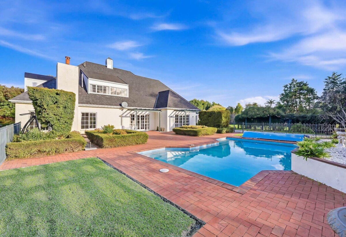 440m2 Renovated 5 beds 2 baths house with double garage and swimming pool on 1.0338ha land, close to schools, shops, motorway access, 0.5 km to Hingaia Peninsula School, 1.5 km to Rosehill Intermediate and Rosehill College, 119 Hingaia Road, Karaka, Auckland