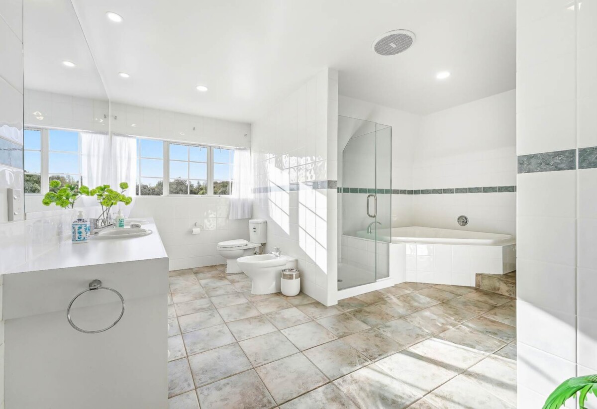 440m2 Renovated 5 beds 2 baths house with double garage and swimming pool on 1.0338ha land, close to schools, shops, motorway access, 0.5 km to Hingaia Peninsula School, 1.5 km to Rosehill Intermediate and Rosehill College, 119 Hingaia Road, Karaka, Auckland