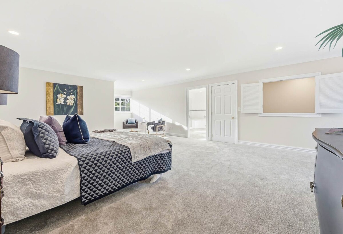 440m2 Renovated 5 beds 2 baths house with double garage and swimming pool on 1.0338ha land, close to schools, shops, motorway access, 0.5 km to Hingaia Peninsula School, 1.5 km to Rosehill Intermediate and Rosehill College, 119 Hingaia Road, Karaka, Auckland