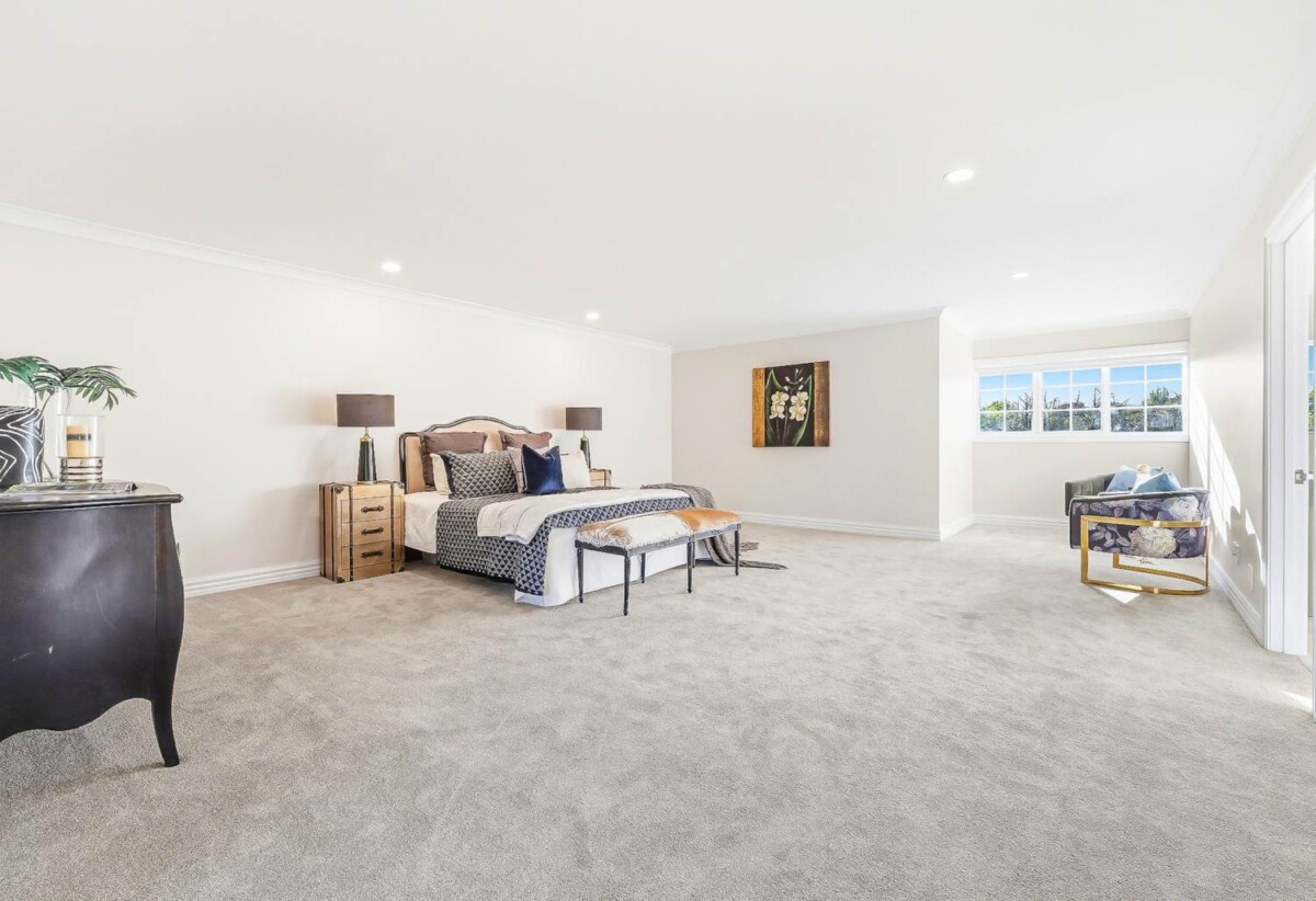 440m2 Renovated 5 beds 2 baths house with double garage and swimming pool on 1.0338ha land, close to schools, shops, motorway access, 0.5 km to Hingaia Peninsula School, 1.5 km to Rosehill Intermediate and Rosehill College, 119 Hingaia Road, Karaka, Auckland