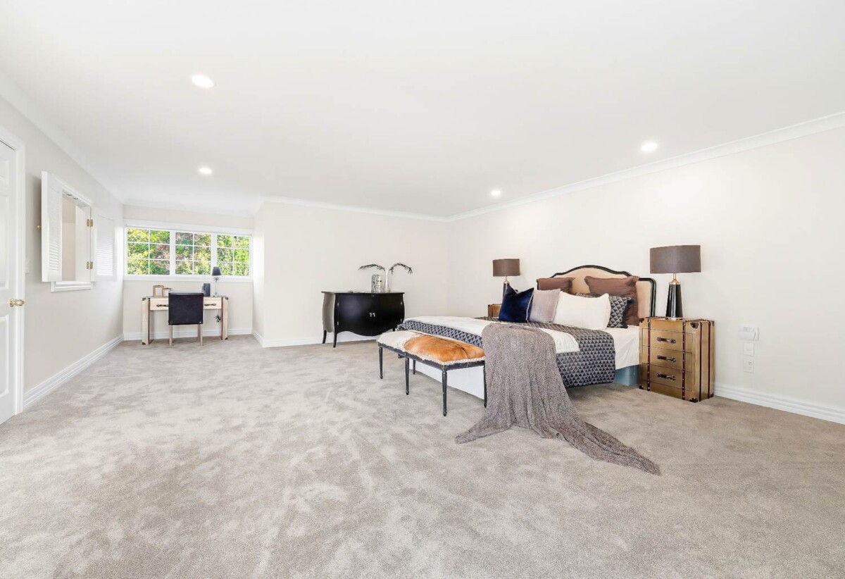 440m2 Renovated 5 beds 2 baths house with double garage and swimming pool on 1.0338ha land, close to schools, shops, motorway access, 0.5 km to Hingaia Peninsula School, 1.5 km to Rosehill Intermediate and Rosehill College, 119 Hingaia Road, Karaka, Auckland