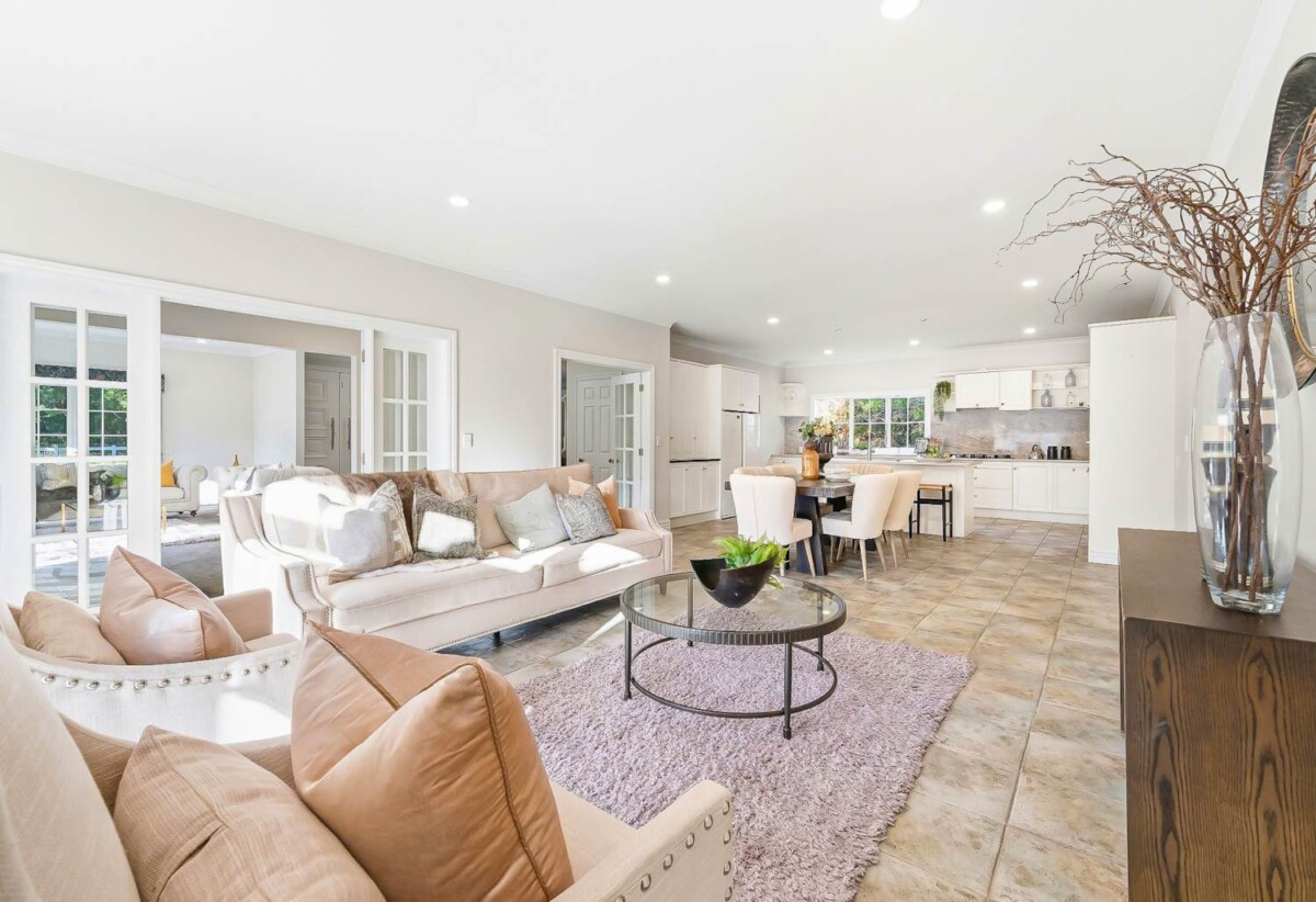 440m2 Renovated 5 beds 2 baths house with double garage and swimming pool on 1.0338ha land, close to schools, shops, motorway access, 0.5 km to Hingaia Peninsula School, 1.5 km to Rosehill Intermediate and Rosehill College, 119 Hingaia Road, Karaka, Auckland