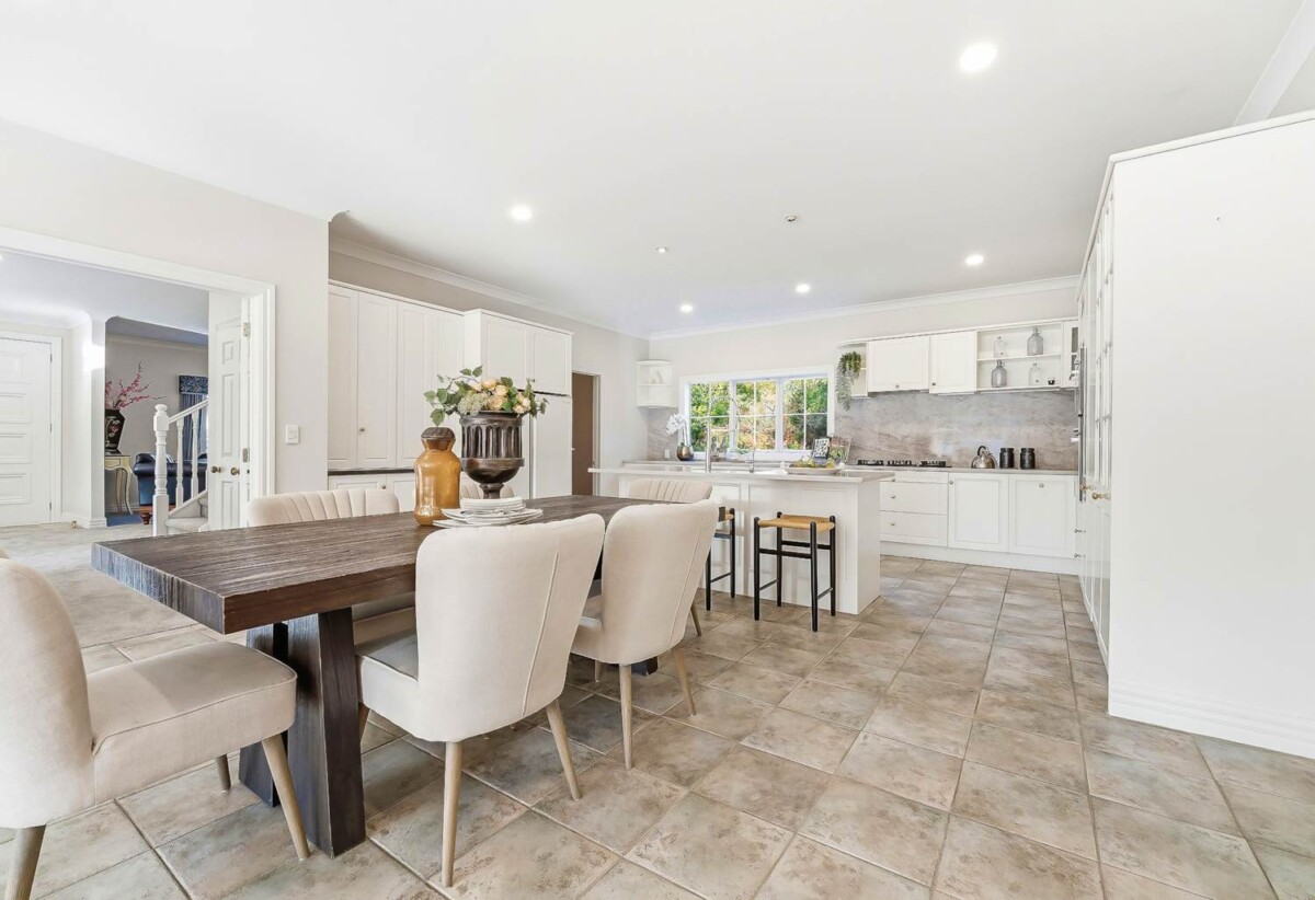 440m2 Renovated 5 beds 2 baths house with double garage and swimming pool on 1.0338ha land, close to schools, shops, motorway access, 0.5 km to Hingaia Peninsula School, 1.5 km to Rosehill Intermediate and Rosehill College, 119 Hingaia Road, Karaka, Auckland