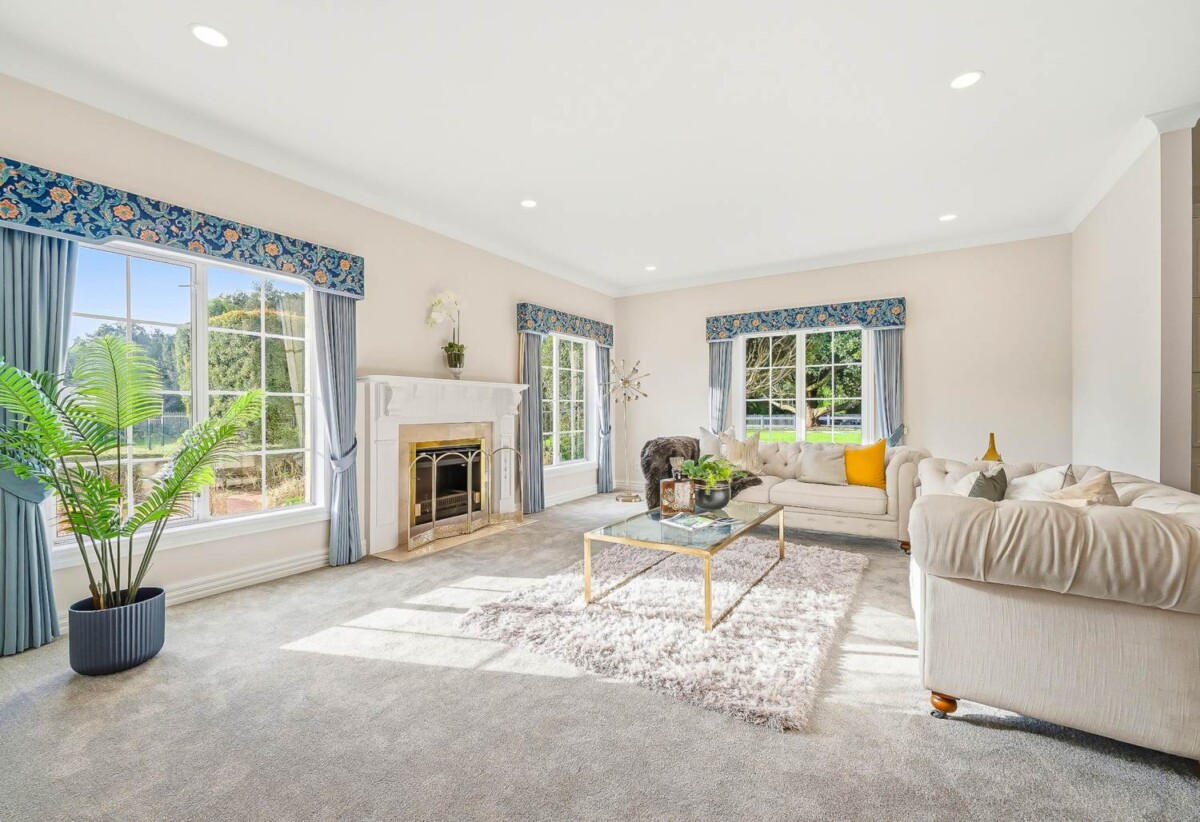 440m2 Renovated 5 beds 2 baths house with double garage and swimming pool on 1.0338ha land, close to schools, shops, motorway access, 0.5 km to Hingaia Peninsula School, 1.5 km to Rosehill Intermediate and Rosehill College, 119 Hingaia Road, Karaka, Auckland