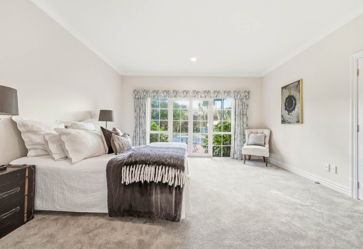 440m2 Renovated 5 beds 2 baths house with double garage and swimming pool on 1.0338ha land, close to schools, shops, motorway access, 0.5 km to Hingaia Peninsula School, 1.5 km to Rosehill Intermediate and Rosehill College, 119 Hingaia Road, Karaka, Auckland