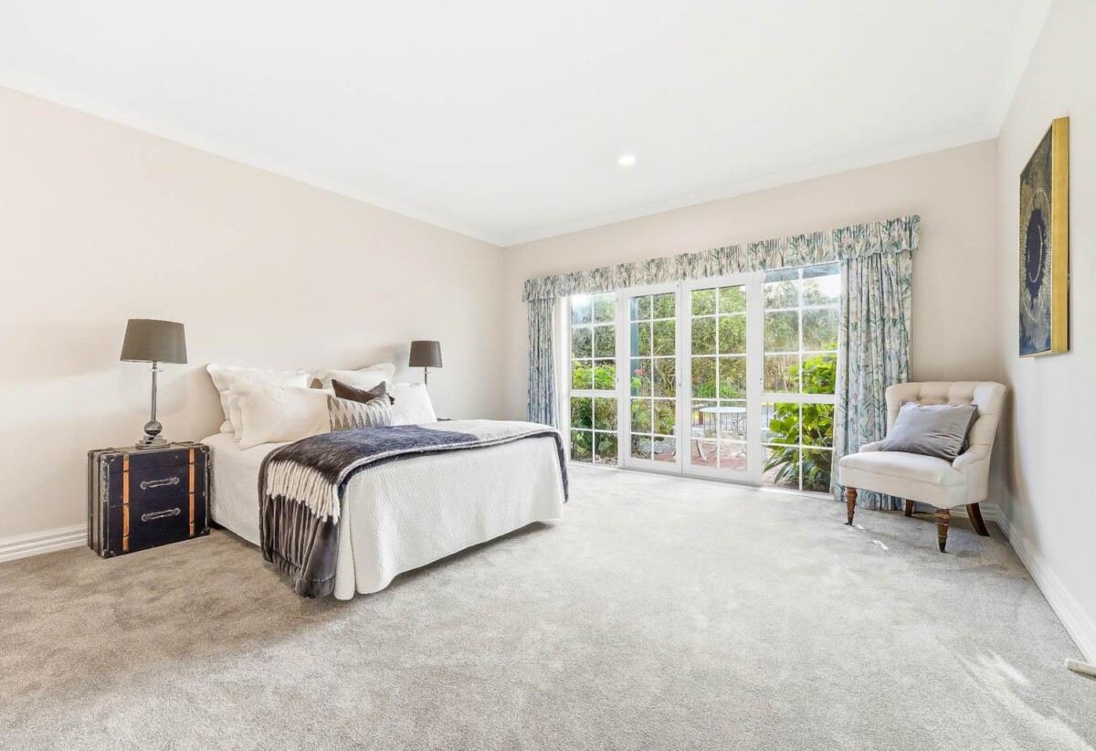 440m2 Renovated 5 beds 2 baths house with double garage and swimming pool on 1.0338ha land, close to schools, shops, motorway access, 0.5 km to Hingaia Peninsula School, 1.5 km to Rosehill Intermediate and Rosehill College, 119 Hingaia Road, Karaka, Auckland
