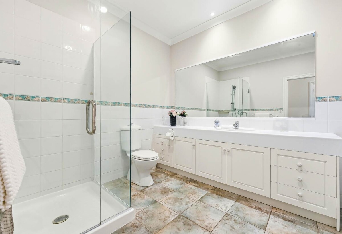 440m2 Renovated 5 beds 2 baths house with double garage and swimming pool on 1.0338ha land, close to schools, shops, motorway access, 0.5 km to Hingaia Peninsula School, 1.5 km to Rosehill Intermediate and Rosehill College, 119 Hingaia Road, Karaka, Auckland