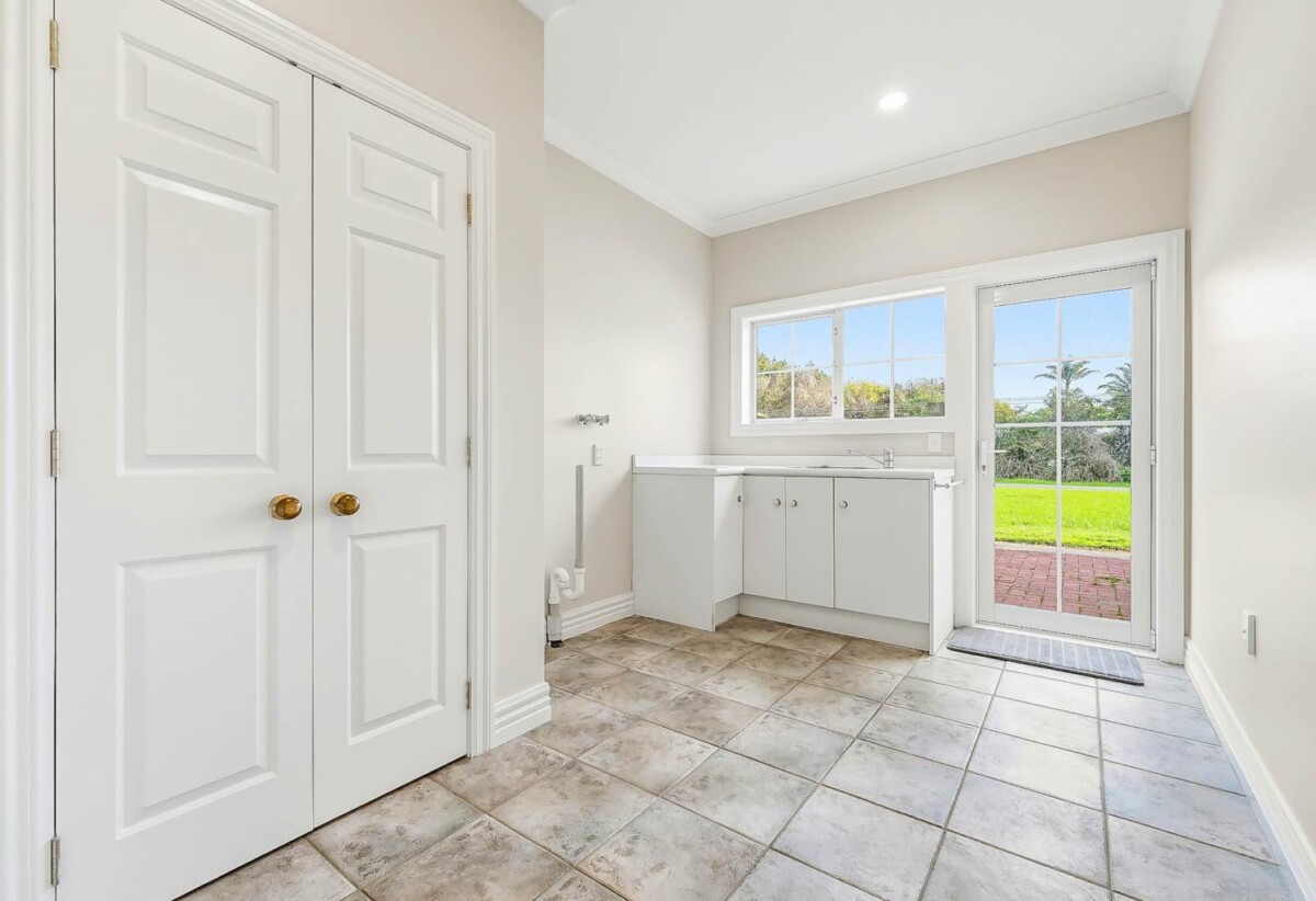 440m2 Renovated 5 beds 2 baths house with double garage and swimming pool on 1.0338ha land, close to schools, shops, motorway access, 0.5 km to Hingaia Peninsula School, 1.5 km to Rosehill Intermediate and Rosehill College, 119 Hingaia Road, Karaka, Auckland