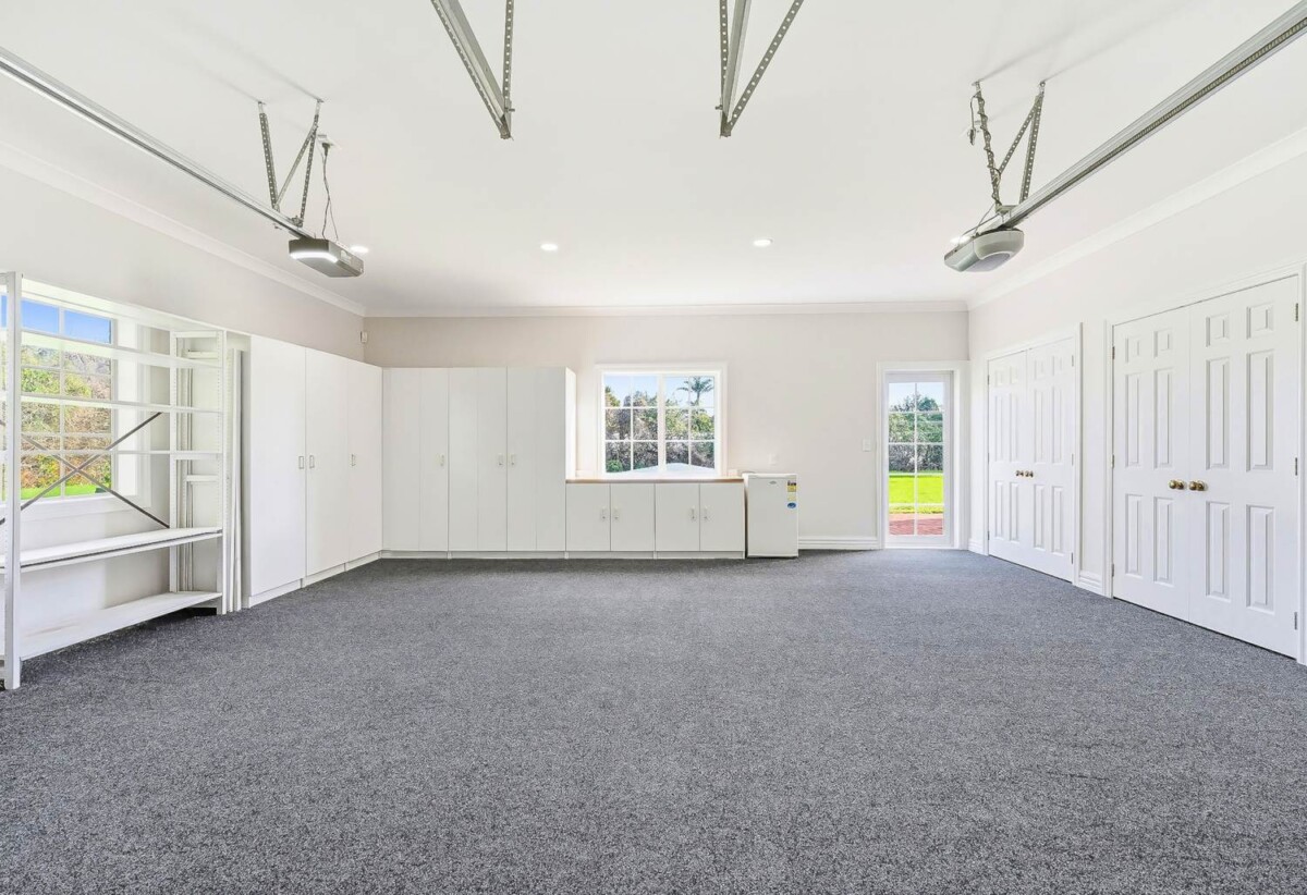 440m2 Renovated 5 beds 2 baths house with double garage and swimming pool on 1.0338ha land, close to schools, shops, motorway access, 0.5 km to Hingaia Peninsula School, 1.5 km to Rosehill Intermediate and Rosehill College, 119 Hingaia Road, Karaka, Auckland