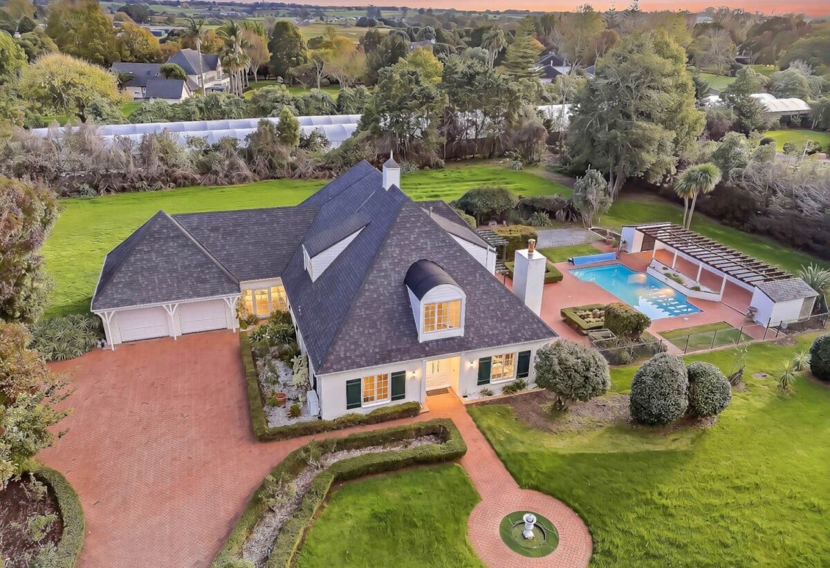 440m2 Renovated 5 beds 2 baths house with double garage and swimming pool on 1.0338ha land, close to schools, shops, motorway access, 0.5 km to Hingaia Peninsula School, 1.5 km to Rosehill Intermediate and Rosehill College, 119 Hingaia Road, Karaka, Auckland