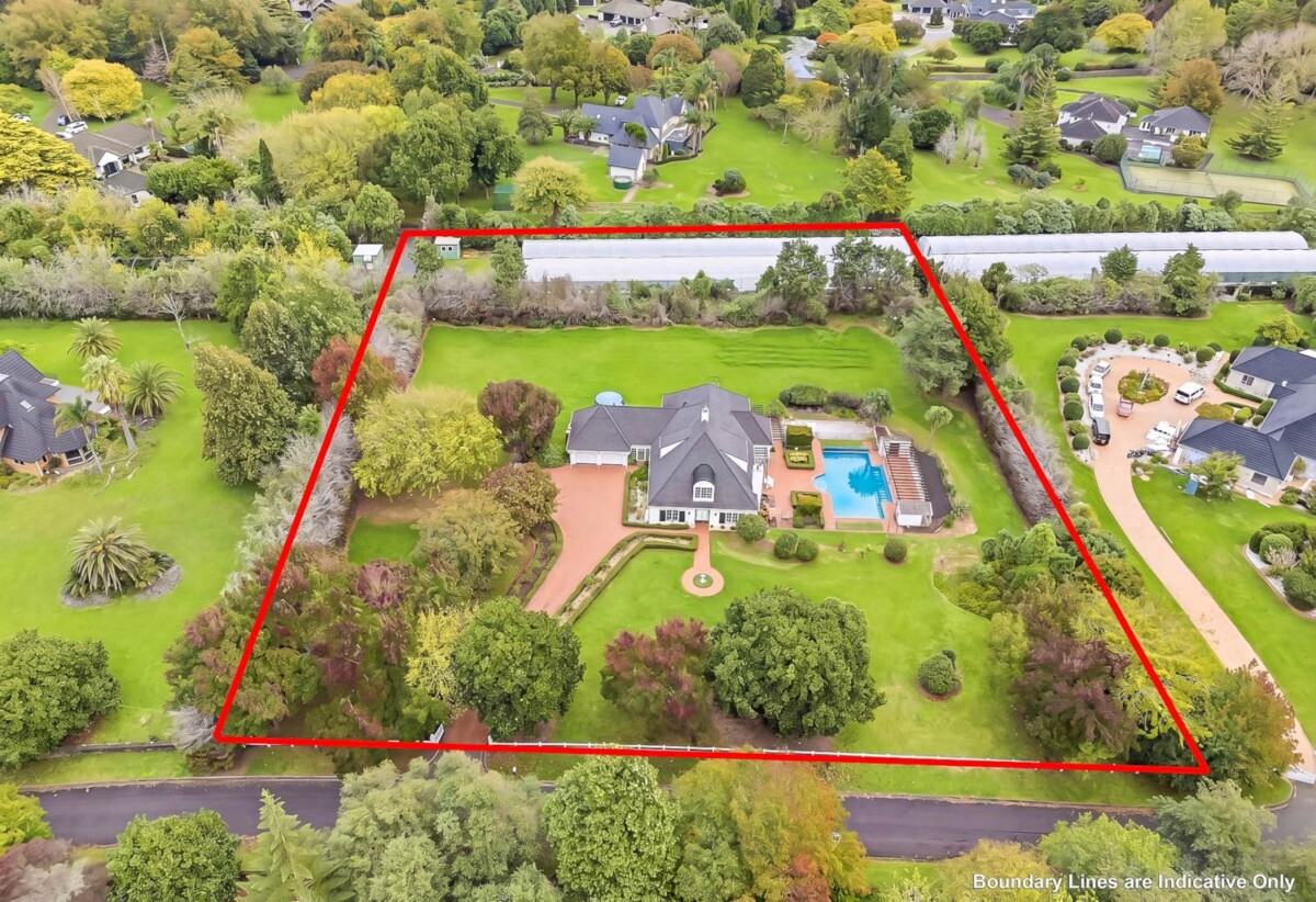 440m2 Renovated 5 beds 2 baths house with double garage and swimming pool on 1.0338ha land, close to schools, shops, motorway access, 0.5 km to Hingaia Peninsula School, 1.5 km to Rosehill Intermediate and Rosehill College, 119 Hingaia Road, Karaka, Auckland