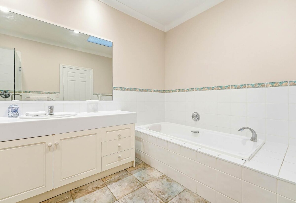 440m2 Renovated 5 beds 2 baths house with double garage and swimming pool on 1.0338ha land, close to schools, shops, motorway access, 0.5 km to Hingaia Peninsula School, 1.5 km to Rosehill Intermediate and Rosehill College, 119 Hingaia Road, Karaka, Auckland