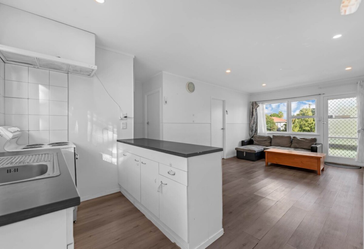 1 bed 1 bath home with car park, just a short stroll to Hunters Plaza, close to schools, shops, motorway access, 0.7 km to Papatoetoe Central School, 29/124 Kolmar Road, Papatoetoe, Auckland