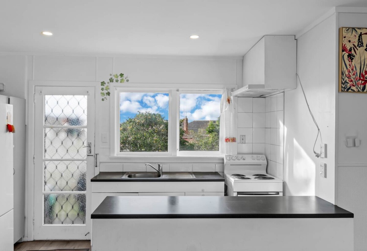1 bed 1 bath home with car park, just a short stroll to Hunters Plaza, close to schools, shops, motorway access, 0.7 km to Papatoetoe Central School, 29/124 Kolmar Road, Papatoetoe, Auckland