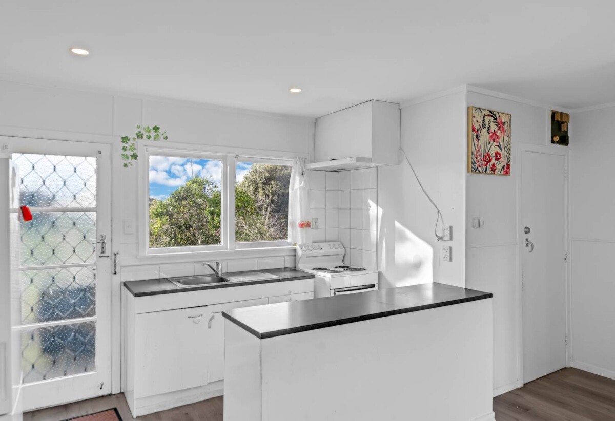 1 bed 1 bath home with car park, just a short stroll to Hunters Plaza, close to schools, shops, motorway access, 0.7 km to Papatoetoe Central School, 29/124 Kolmar Road, Papatoetoe, Auckland