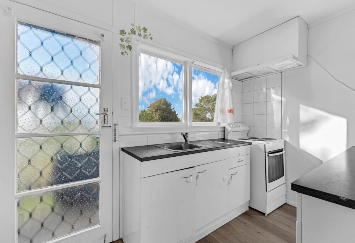 1 bed 1 bath home with car park, just a short stroll to Hunters Plaza, close to schools, shops, motorway access, 0.7 km to Papatoetoe Central School, 29/124 Kolmar Road, Papatoetoe, Auckland