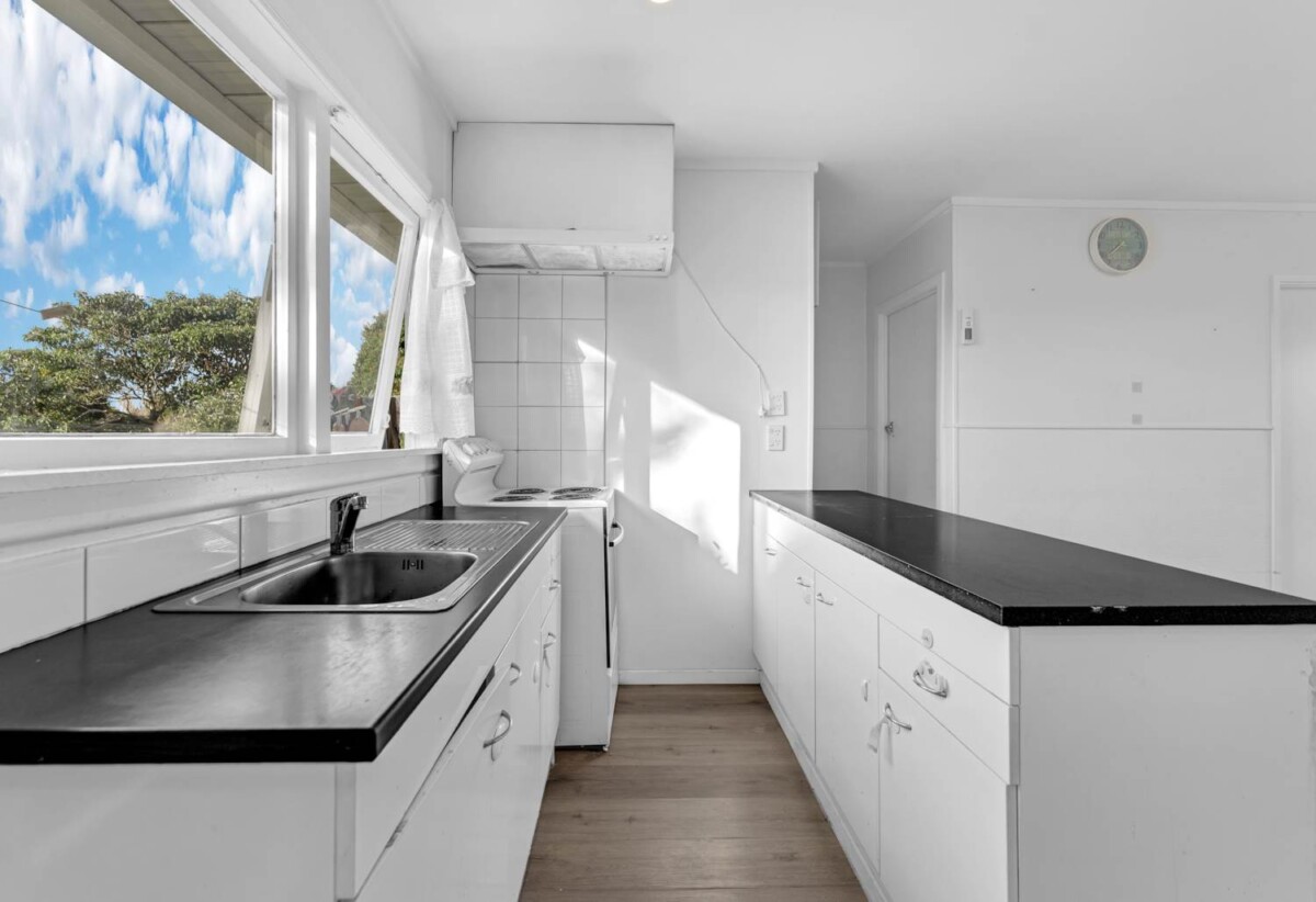 1 bed 1 bath home with car park, just a short stroll to Hunters Plaza, close to schools, shops, motorway access, 0.7 km to Papatoetoe Central School, 29/124 Kolmar Road, Papatoetoe, Auckland