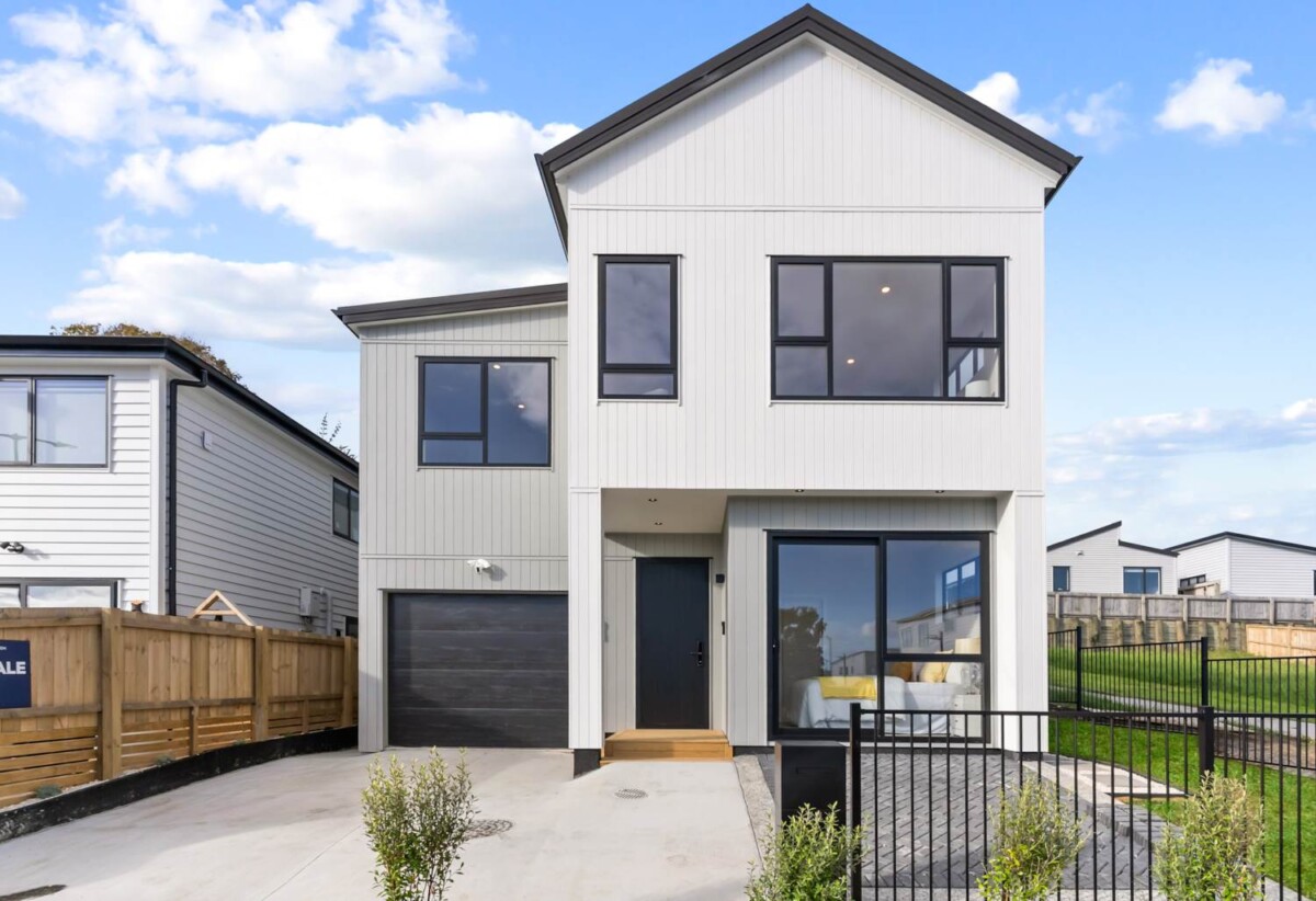 5 beds 3 baths house with garage on 339m2 section, 1 bed 1 bath ground floor, close to Opaheke School and nearby reserves, Papakura town centre, motorway access, 24 Bannockburn Road, Opaheke, Auckland