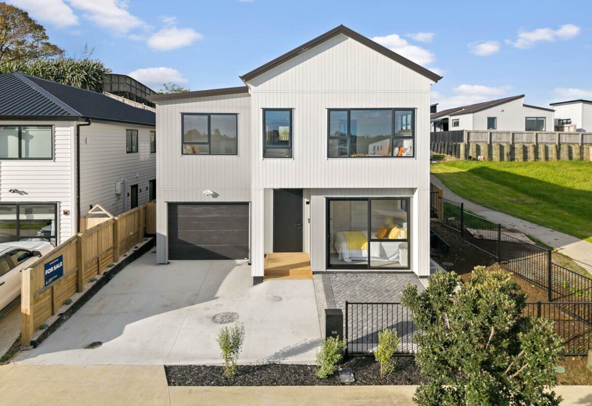 5 beds 3 baths house with garage on 339m2 section, 1 bed 1 bath ground floor, close to Opaheke School and nearby reserves, Papakura town centre, motorway access, 24 Bannockburn Road, Opaheke, Auckland