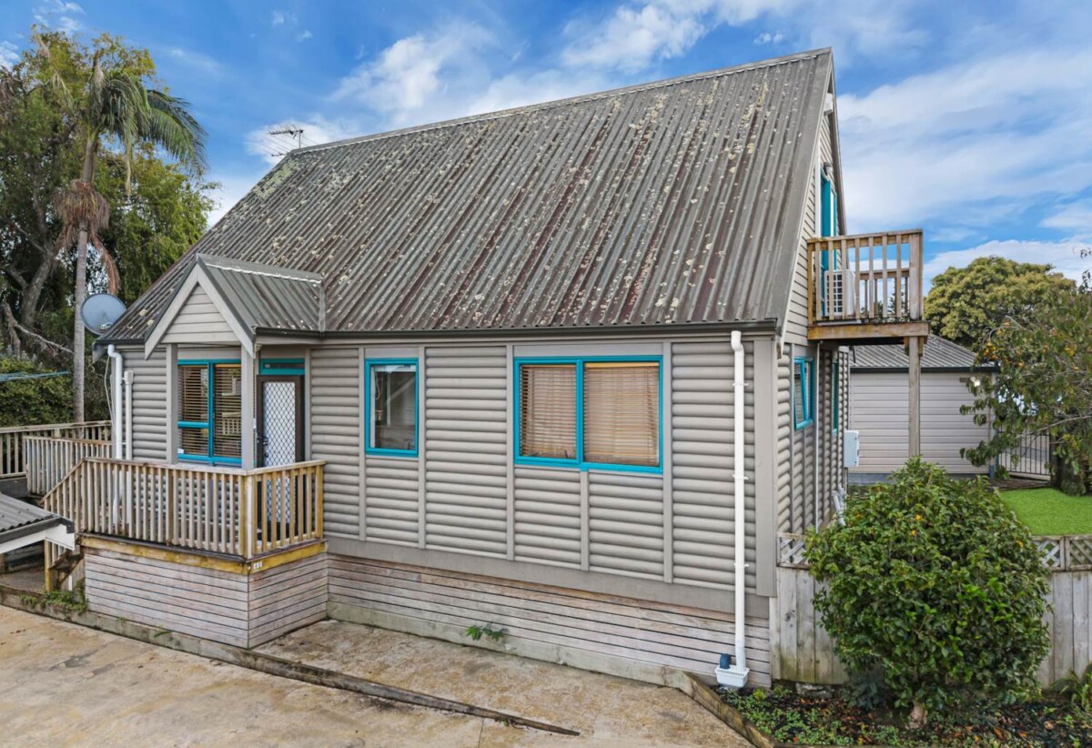 4 beds 2 baths house with standalone double garage on 557m2 section, close to schools, shops, supermarkets, train station, 0.7 km to Papatoetoe West School, 46 Hillside Road, Papatoetoe, Auckland