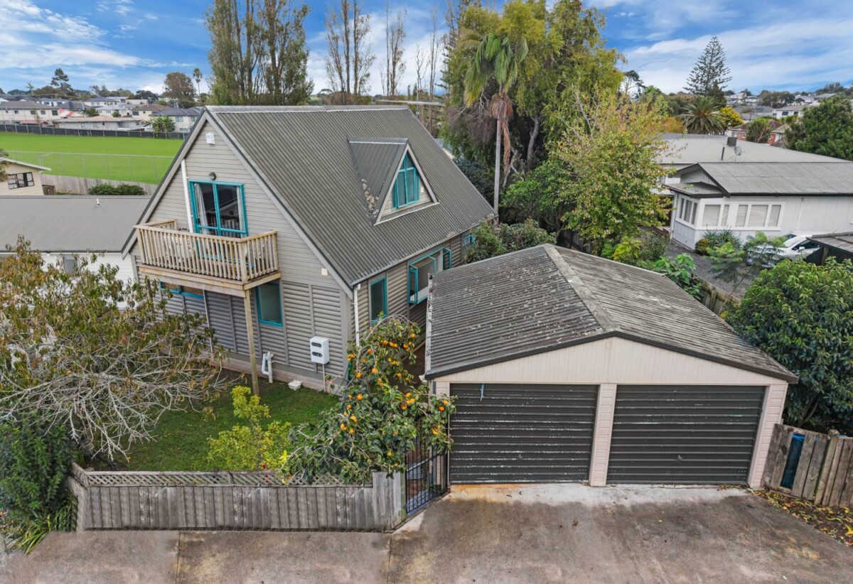 4 beds 2 baths house with standalone double garage on 557m2 section, close to schools, shops, supermarkets, train station, 0.7 km to Papatoetoe West School, 46 Hillside Road, Papatoetoe, Auckland