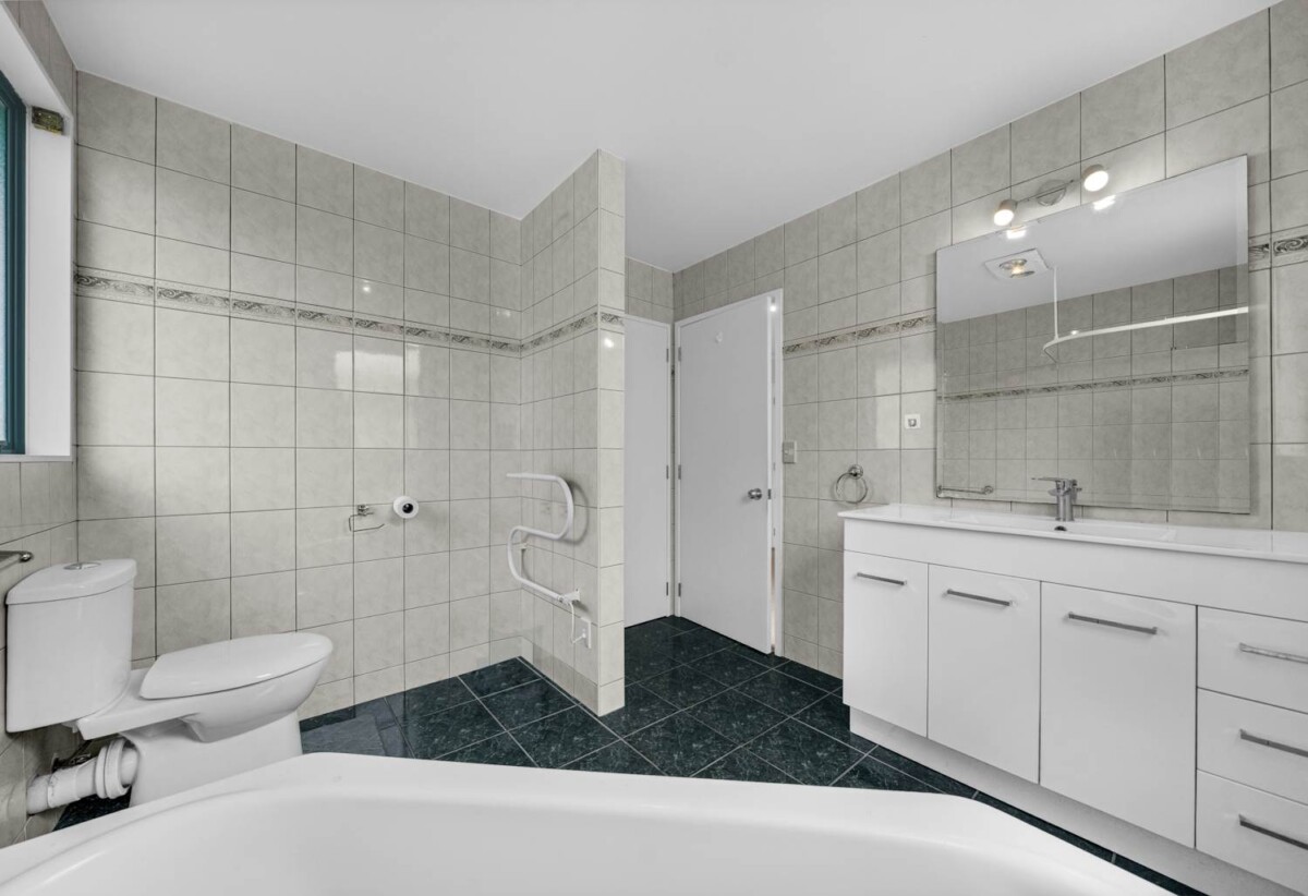 4 beds 2 baths house with standalone double garage on 557m2 section, close to schools, shops, supermarkets, train station, 0.7 km to Papatoetoe West School, 46 Hillside Road, Papatoetoe, Auckland