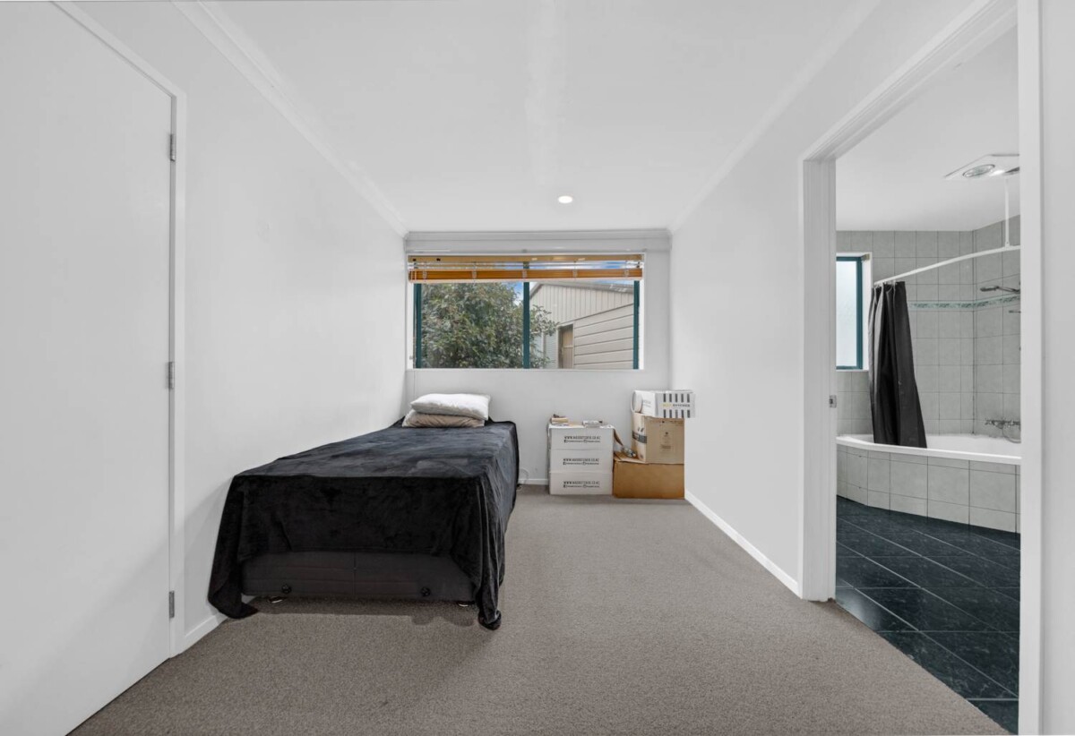 4 beds 2 baths house with standalone double garage on 557m2 section, close to schools, shops, supermarkets, train station, 0.7 km to Papatoetoe West School, 46 Hillside Road, Papatoetoe, Auckland