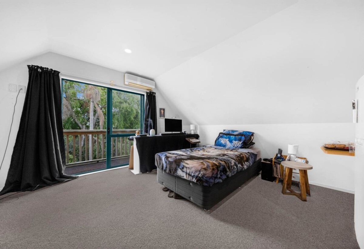 4 beds 2 baths house with standalone double garage on 557m2 section, close to schools, shops, supermarkets, train station, 0.7 km to Papatoetoe West School, 46 Hillside Road, Papatoetoe, Auckland