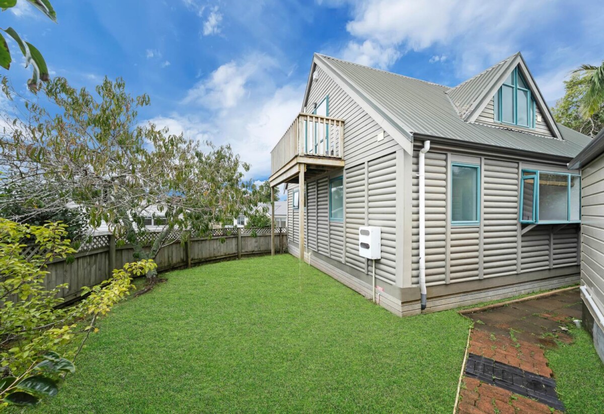 4 beds 2 baths house with standalone double garage on 557m2 section, close to schools, shops, supermarkets, train station, 0.7 km to Papatoetoe West School, 46 Hillside Road, Papatoetoe, Auckland