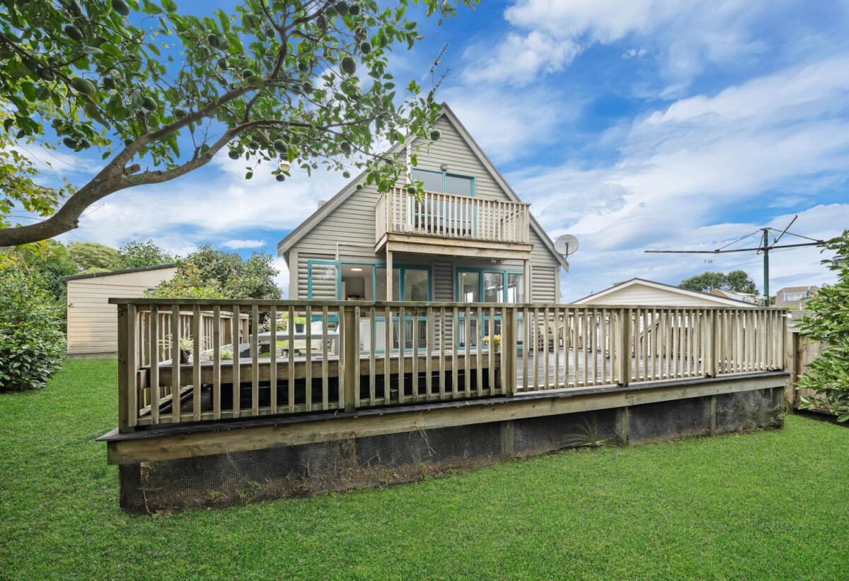 4 beds 2 baths house with standalone double garage on 557m2 section, close to schools, shops, supermarkets, train station, 0.7 km to Papatoetoe West School, 46 Hillside Road, Papatoetoe, Auckland