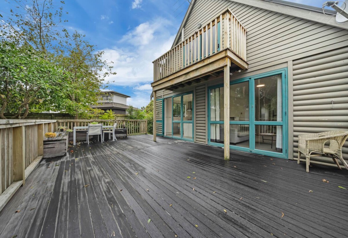 4 beds 2 baths house with standalone double garage on 557m2 section, close to schools, shops, supermarkets, train station, 0.7 km to Papatoetoe West School, 46 Hillside Road, Papatoetoe, Auckland