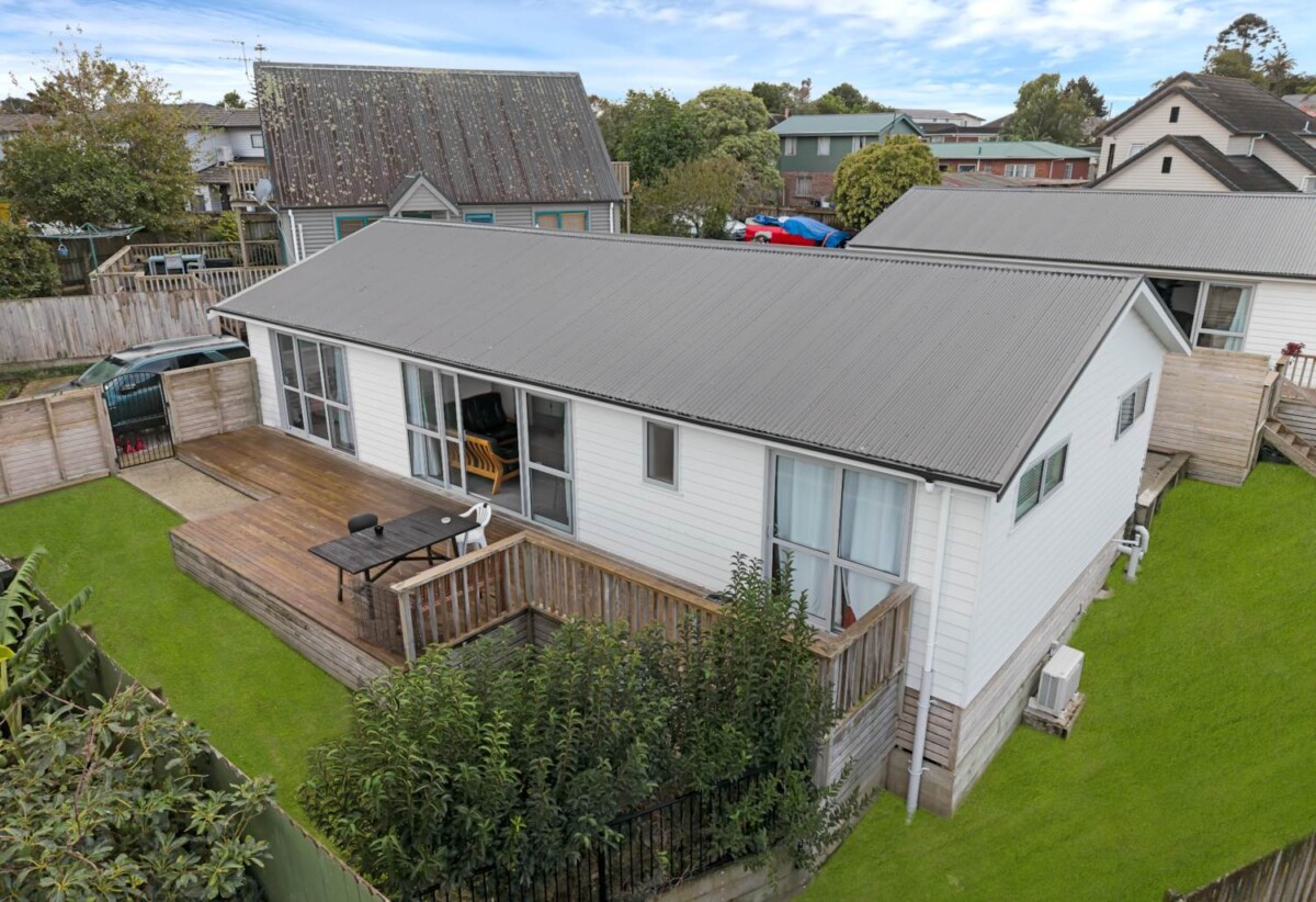 4 beds 3 baths house on 385m2 section, approximately 5 years young, close to schools, shops, supermarkets, train station, 0.8 km to Papatoetoe South School, 46B Hillside Road, Papatoetoe, Auckland