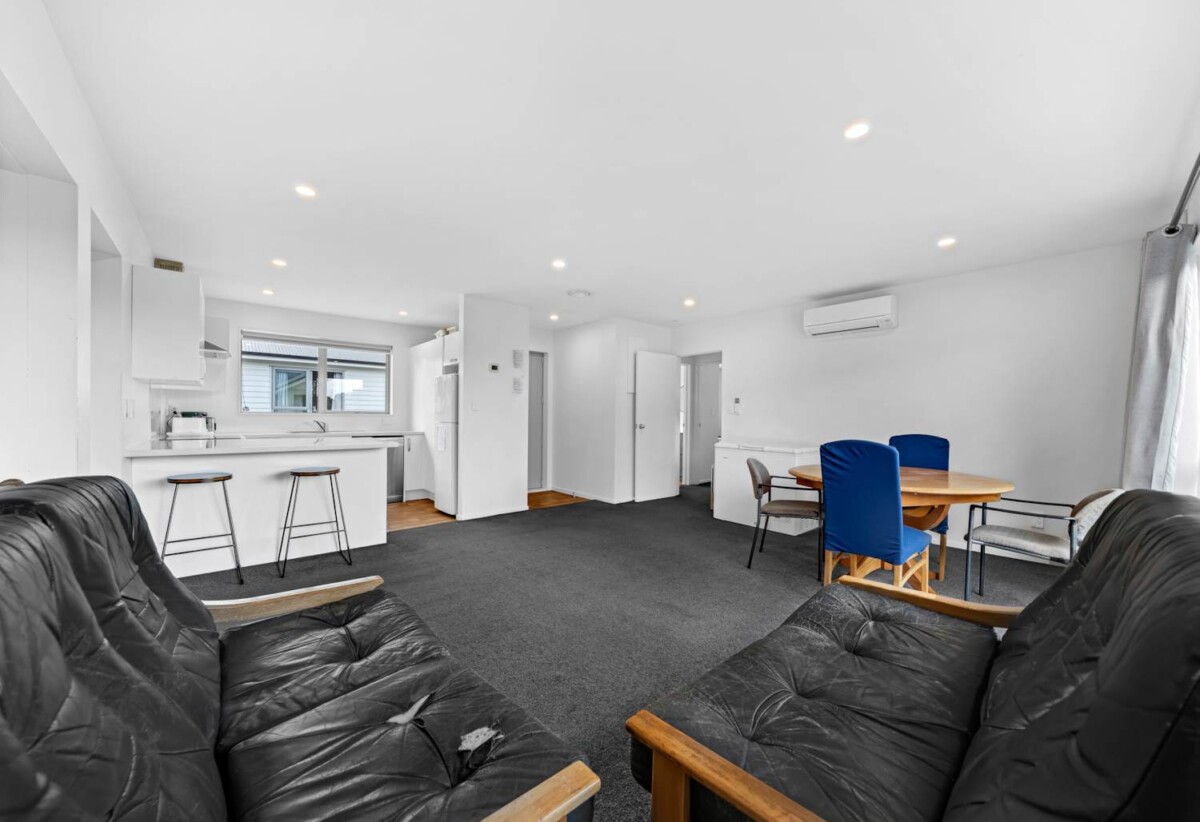 4 beds 3 baths house on 385m2 section, approximately 5 years young, close to schools, shops, supermarkets, train station, 0.8 km to Papatoetoe South School, 46B Hillside Road, Papatoetoe, Auckland