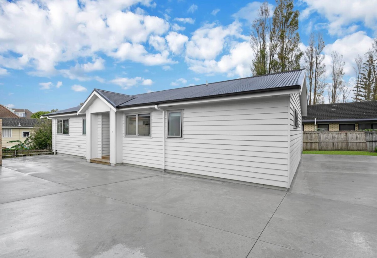 4 beds 3 baths house on 385m2 section, approximately 5 years young, close to schools, shops, supermarkets, train station, 0.8 km to Papatoetoe South School, 46B Hillside Road, Papatoetoe, Auckland