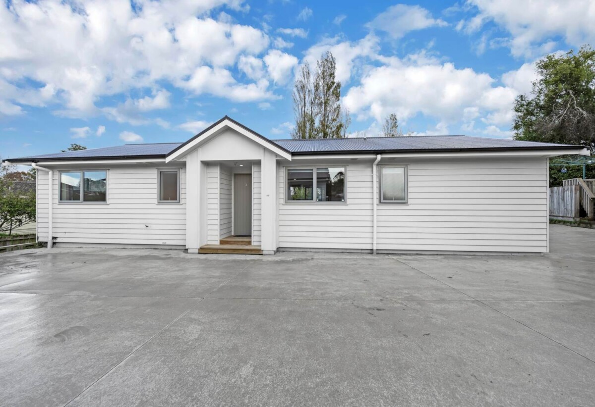 4 beds 3 baths house on 385m2 section, approximately 5 years young, close to schools, shops, supermarkets, train station, 0.8 km to Papatoetoe South School, 46B Hillside Road, Papatoetoe, Auckland