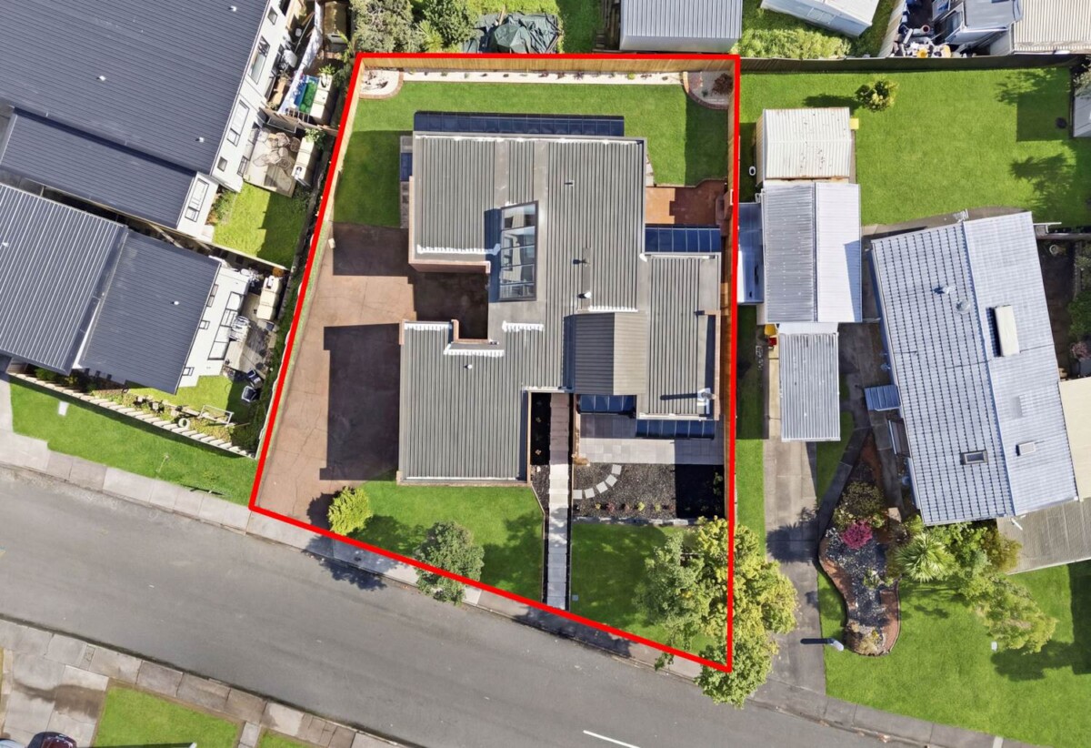 Architectural Designed + Fully renovated Brick 3 beds 2.5 baths house with double garage on 577m2 section, minutes to schools, reserve, local shops and supermarket, motorway access, 0.3 km to West Harbour School, 41 Fitzherbert Avenue, West Harbour, Auckland