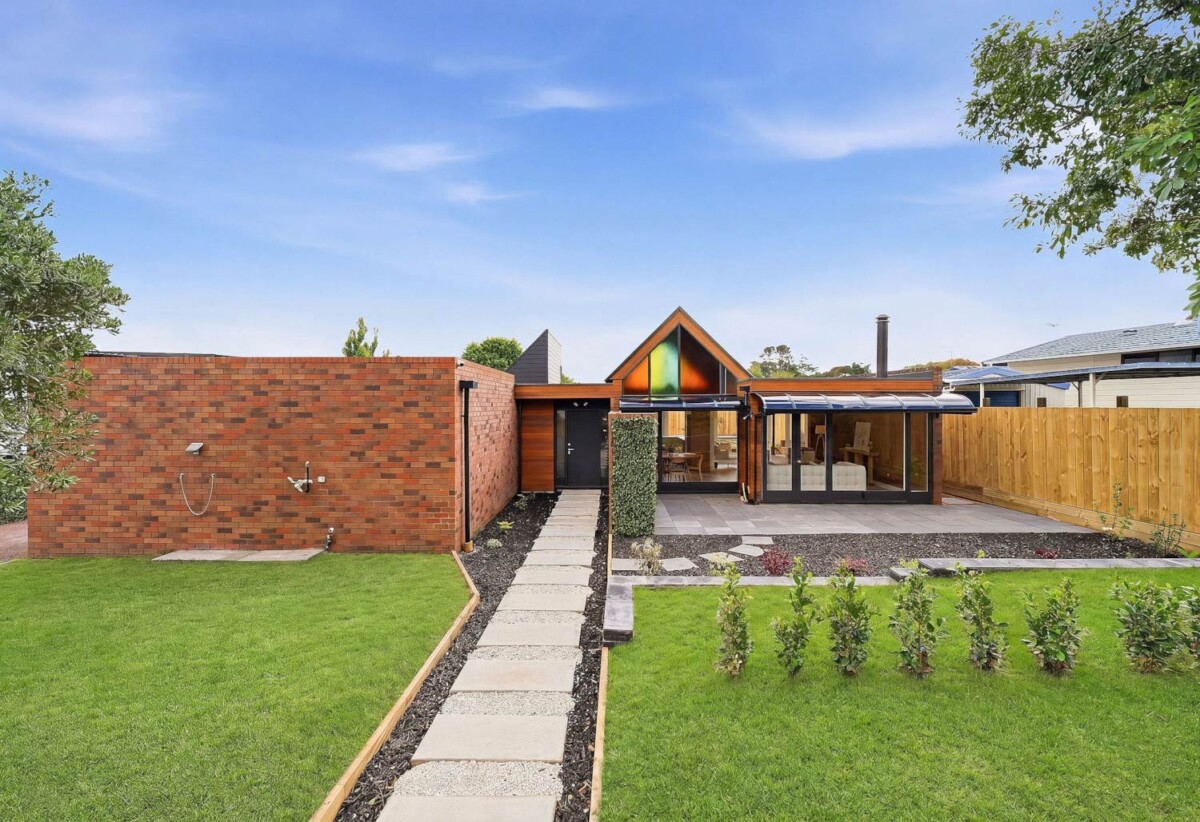 Architectural Designed + Fully renovated Brick 3 beds 2.5 baths house with double garage on 577m2 section, minutes to schools, reserve, local shops and supermarket, motorway access, 0.3 km to West Harbour School, 41 Fitzherbert Avenue, West Harbour, Auckland