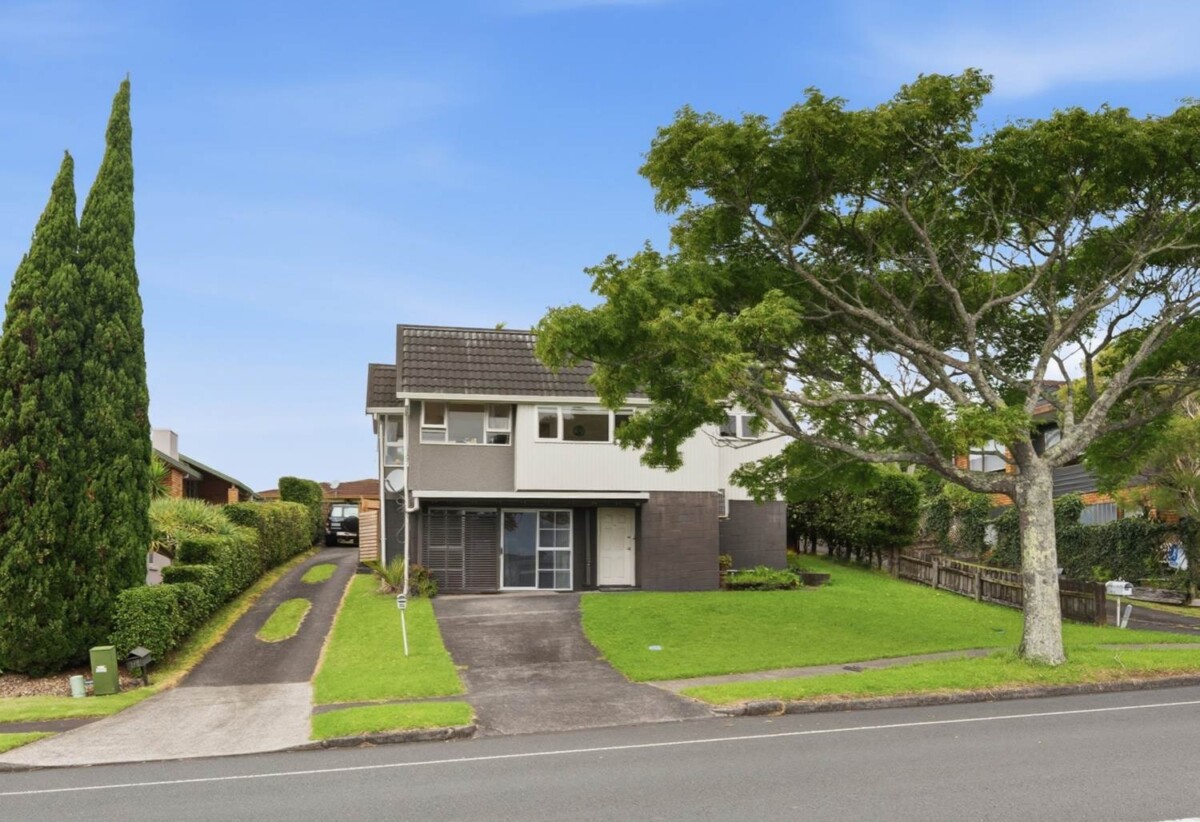 Standalone 4 beds 2 baths house, Upstairs 2 beds 1 bath, kitchen and living, downstairs 2 beds 1 bath and a separate foyer/entry area, close to schools, beaches, Highland Park shopping centre, 0.8 km to Pigeon Mountain School, 1/32 Prince Regent Drive, Half Moon Bay, Auckland