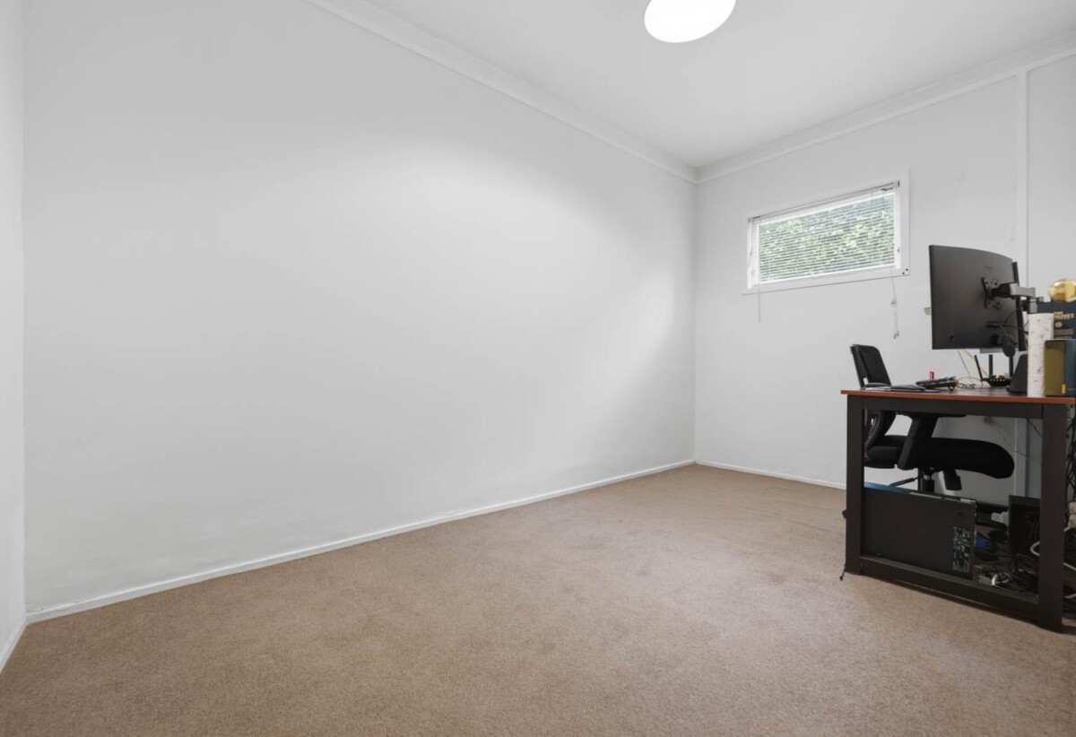 Standalone 4 beds 2 baths house, Upstairs 2 beds 1 bath, kitchen and living, downstairs 2 beds 1 bath and a separate foyer/entry area, close to schools, beaches, Highland Park shopping centre, 0.8 km to Pigeon Mountain School, 1/32 Prince Regent Drive, Half Moon Bay, Auckland