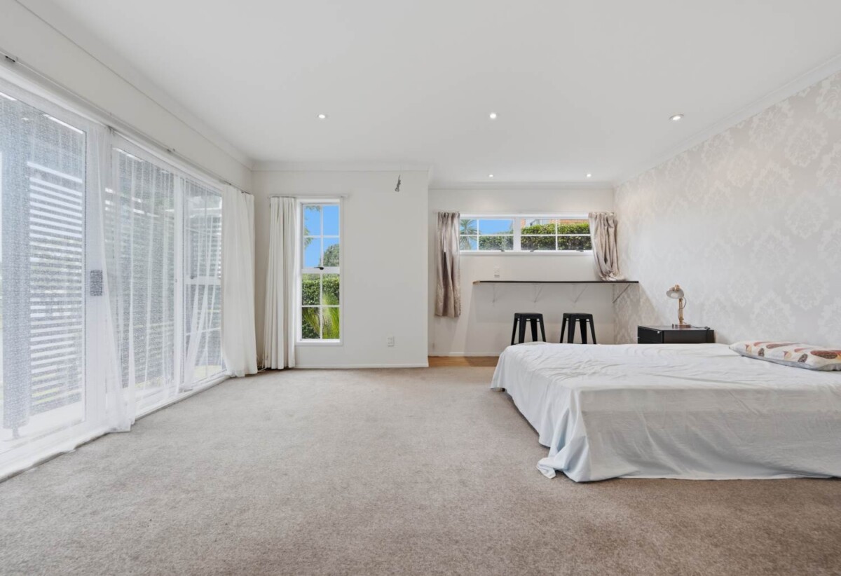 Standalone 4 beds 2 baths house, Upstairs 2 beds 1 bath, kitchen and living, downstairs 2 beds 1 bath and a separate foyer/entry area, close to schools, beaches, Highland Park shopping centre, 0.8 km to Pigeon Mountain School, 1/32 Prince Regent Drive, Half Moon Bay, Auckland