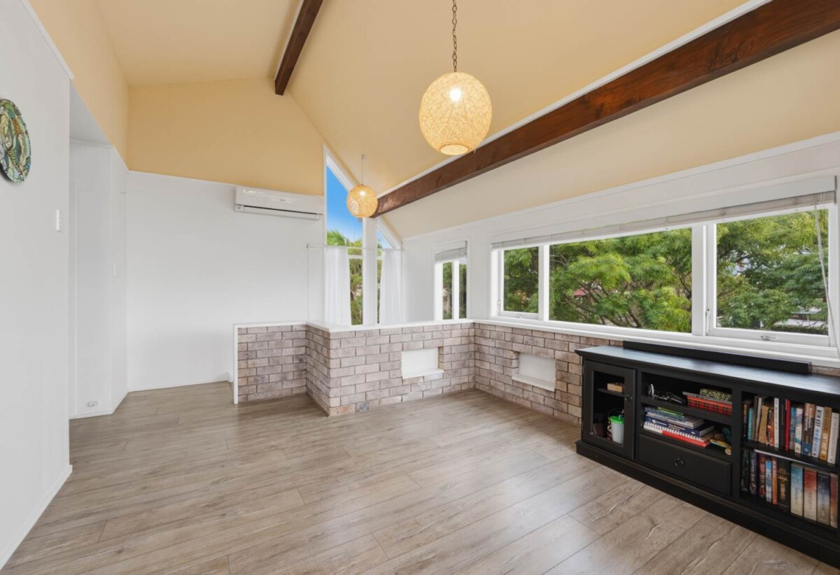 Standalone 4 beds 2 baths house, Upstairs 2 beds 1 bath, kitchen and living, downstairs 2 beds 1 bath and a separate foyer/entry area, close to schools, beaches, Highland Park shopping centre, 0.8 km to Pigeon Mountain School, 1/32 Prince Regent Drive, Half Moon Bay, Auckland