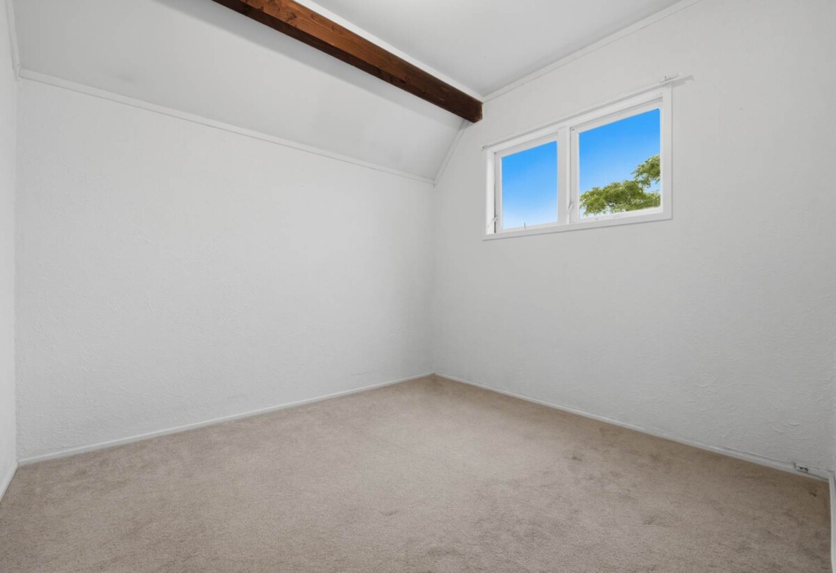 Standalone 4 beds 2 baths house, Upstairs 2 beds 1 bath, kitchen and living, downstairs 2 beds 1 bath and a separate foyer/entry area, close to schools, beaches, Highland Park shopping centre, 0.8 km to Pigeon Mountain School, 1/32 Prince Regent Drive, Half Moon Bay, Auckland