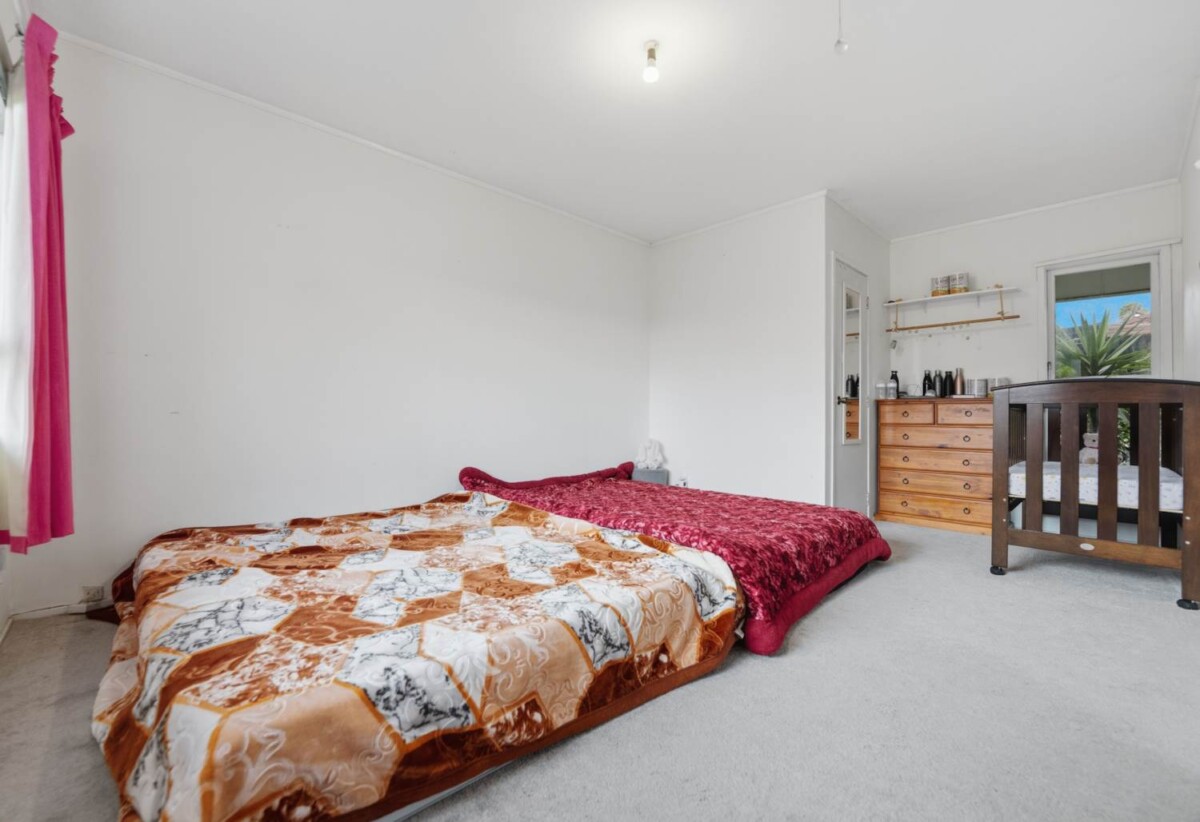 Standalone 4 beds 2 baths house, Upstairs 2 beds 1 bath, kitchen and living, downstairs 2 beds 1 bath and a separate foyer/entry area, close to schools, beaches, Highland Park shopping centre, 0.8 km to Pigeon Mountain School, 1/32 Prince Regent Drive, Half Moon Bay, Auckland