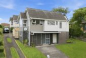 Standalone 4 beds 2 baths house, Upstairs 2 beds 1 bath, kitchen and living, downstairs 2 beds 1 bath and a separate foyer/entry area, close to schools, beaches, Highland Park shopping centre, 0.8 km to Pigeon Mountain School, 1/32 Prince Regent Drive, Half Moon Bay, Auckland